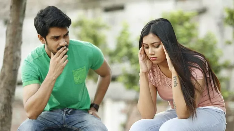 Men u bilan uchrashdim va uni eshakda sikdim.